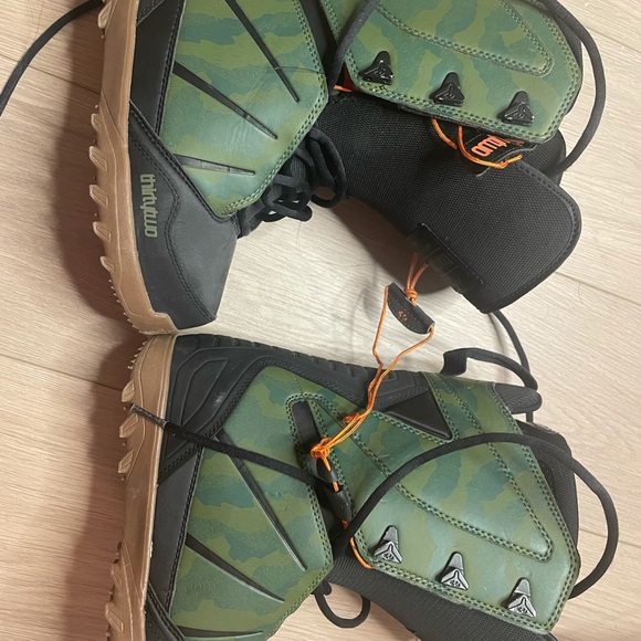 thirtytwo_ euro 38.0_US 6.0_snowboard boots - Picture 1 of 4